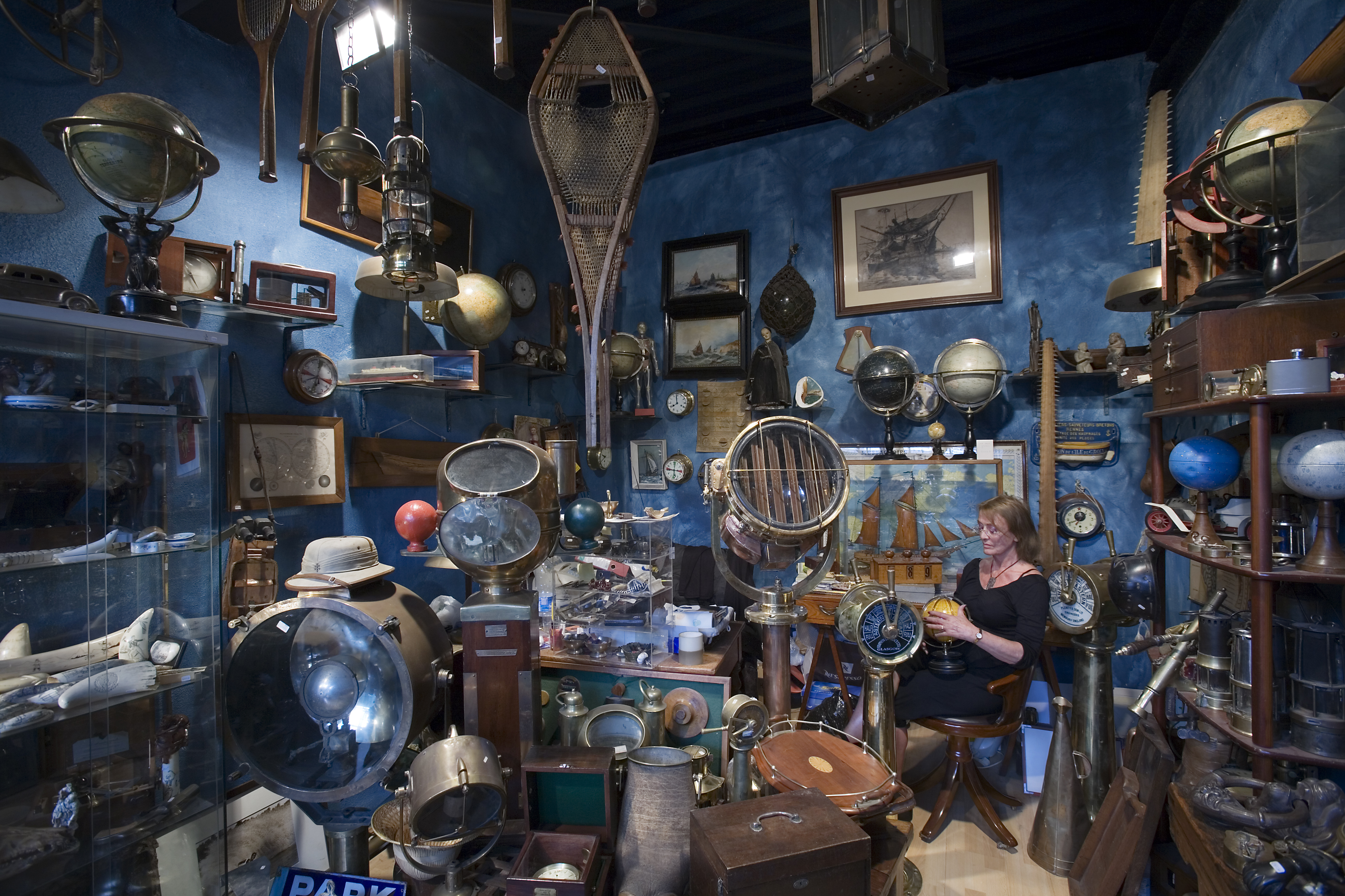 Paris_-_Vintage_travel_gear_seller_at_the_marche_Dauphine_-_5212